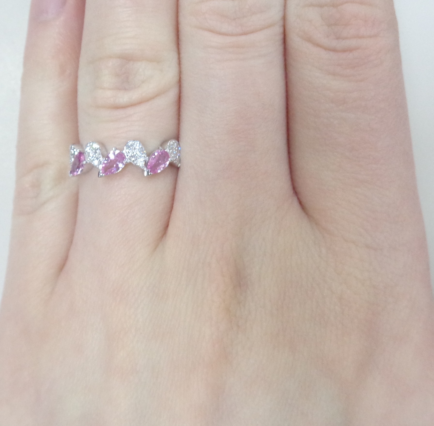 Кольцо из белого золота с розовыми сапфирами